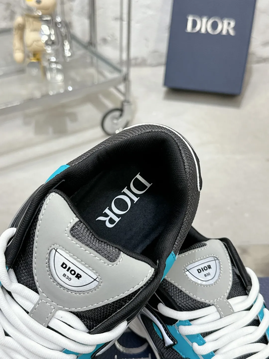 Men's men's shoes 💰600❤️❤️❤️High version Dior Dior's latest color matching B30 series reflective dad sneakers original 17380💰 purchased for development and production Brand new B30 sneakers Dad Shoes style shoes that follow the trend of the retro market The Dior logo on the tongue also indicates that this pair of shoes is the B30 model! B30 uses fine-textured leather and mesh cloth materials to form a shoe body. There are conspicuous letters CD on both sides of the shoe body to indicate identity. Many lines on the shoe body outline details to make the shoes look less monotonous and full of retro flavor. The delivery counter is exquisitely packaged🛍📦 ▪️Fabric: Original customized technical fabric + mesh ▪️Inner lining: Customized breathable lining ▪️Outsole: Original molded IP foam + TPU outsole ▪️Sole thickness: 3.5CM ▪️Size: Women’s size 35-40 / Men’s size 39-46